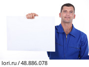 man showing a piece of paper. Стоковое фото, агентство Ingram Publishing / Фотобанк Лори