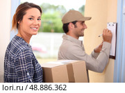 Woman receiving a package. Стоковое фото, агентство Ingram Publishing / Фотобанк Лори