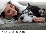 young woman cuddling her dog. Стоковое фото, агентство Ingram Publishing / Фотобанк Лори