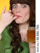 Finger in jar of honey. Стоковое фото, агентство Ingram Publishing / Фотобанк Лори