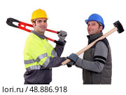 Workmen shaking hands. Стоковое фото, агентство Ingram Publishing / Фотобанк Лори
