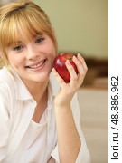 Portrait of a woman with an apple. Стоковое фото, агентство Ingram Publishing / Фотобанк Лори
