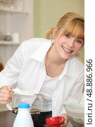 fair-haired girl pouring coffee. Стоковое фото, агентство Ingram Publishing / Фотобанк Лори