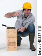 Mason using spirit-level. Стоковое фото, агентство Ingram Publishing / Фотобанк Лори