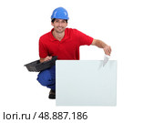 Bricklayer with trowel. Стоковое фото, агентство Ingram Publishing / Фотобанк Лори