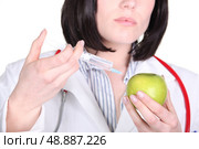 Doctor injecting drugs into apple. Стоковое фото, агентство Ingram Publishing / Фотобанк Лори