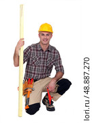 Builder with timber. Стоковое фото, агентство Ingram Publishing / Фотобанк Лори