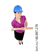 Women with cardboard tube. Стоковое фото, агентство Ingram Publishing / Фотобанк Лори