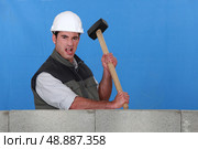 Angry construction worker with hammer. Стоковое фото, агентство Ingram Publishing / Фотобанк Лори