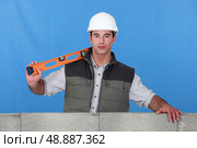 Man stood by wall. Стоковое фото, агентство Ingram Publishing / Фотобанк Лори