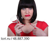 attractive woman holding an empty glass. Стоковое фото, агентство Ingram Publishing / Фотобанк Лори