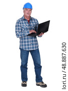 Tradesman holding a laptop. Стоковое фото, агентство Ingram Publishing / Фотобанк Лори
