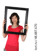 Woman holding a picture frame. Стоковое фото, агентство Ingram Publishing / Фотобанк Лори