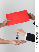Exchanging keys and a folder. Стоковое фото, агентство Ingram Publishing / Фотобанк Лори