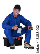 Man sitting on a toolbox. Стоковое фото, агентство Ingram Publishing / Фотобанк Лори