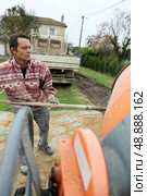 Man with a cement mixer. Стоковое фото, агентство Ingram Publishing / Фотобанк Лори