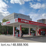 Автомобильная заправочная станция "Лукойл" Редакционное фото, фотограф Цибаев Алексей / Фотобанк Лори