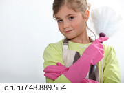 Little girl dusting. Стоковое фото, агентство Ingram Publishing / Фотобанк Лори