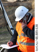 surveyor talking on the phone. Стоковое фото, агентство Ingram Publishing / Фотобанк Лори