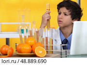 Boy analysing orange juice. Стоковое фото, агентство Ingram Publishing / Фотобанк Лори