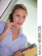 secretary talking on the phone. Стоковое фото, агентство Ingram Publishing / Фотобанк Лори