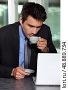 Man with computer and coffee cup. Стоковое фото, агентство Ingram Publishing / Фотобанк Лори