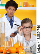 Children analysing orange juice. Стоковое фото, агентство Ingram Publishing / Фотобанк Лори