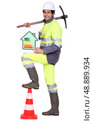 Construction worker holding a pickaxe. Стоковое фото, агентство Ingram Publishing / Фотобанк Лори