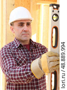 Construction worker using a spirit level. Стоковое фото, агентство Ingram Publishing / Фотобанк Лори