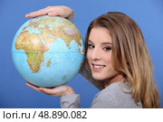 Attractive woman holding a globe. Стоковое фото, агентство Ingram Publishing / Фотобанк Лори