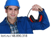 Construction worker with ear defenders. Стоковое фото, агентство Ingram Publishing / Фотобанк Лори
