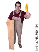 Carpenter posing with floorboards. Стоковое фото, агентство Ingram Publishing / Фотобанк Лори