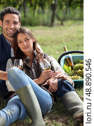 Couple with a glass of wine and basket of grapes. Стоковое фото, агентство Ingram Publishing / Фотобанк Лори