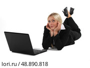 Woman daydreaming in front of her laptop. Стоковое фото, агентство Ingram Publishing / Фотобанк Лори