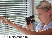 A spy peering through some blinds. Стоковое фото, агентство Ingram Publishing / Фотобанк Лори