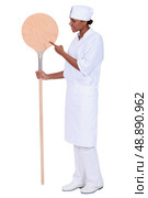 Woman pizzaiolo, studio shot. Стоковое фото, агентство Ingram Publishing / Фотобанк Лори