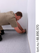 Carpet fitter. Стоковое фото, агентство Ingram Publishing / Фотобанк Лори