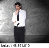 Man in front of gray wall. Стоковое фото, агентство Ingram Publishing / Фотобанк Лори