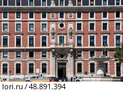 Entrance to a formal l building. Стоковое фото, агентство Ingram Publishing / Фотобанк Лори
