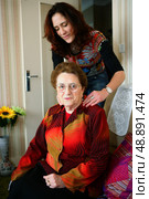 Woman helping old lady. Стоковое фото, агентство Ingram Publishing / Фотобанк Лори
