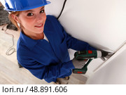 Young woman laborer using drill. Стоковое фото, агентство Ingram Publishing / Фотобанк Лори
