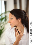 a woman making-up. Стоковое фото, агентство Ingram Publishing / Фотобанк Лори