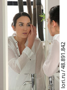 Woman applying makeup. Стоковое фото, агентство Ingram Publishing / Фотобанк Лори