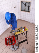 Top view of plumber cutting plastic pipe. Стоковое фото, агентство Ingram Publishing / Фотобанк Лори