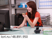 Woman ordering parts. Стоковое фото, агентство Ingram Publishing / Фотобанк Лори