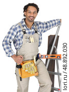 Carpenter wearing a toolbelt. Стоковое фото, агентство Ingram Publishing / Фотобанк Лори