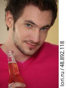 Man with bottle of beer. Стоковое фото, агентство Ingram Publishing / Фотобанк Лори