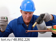 craftsman soldering a copper pipe. Стоковое фото, агентство Ingram Publishing / Фотобанк Лори