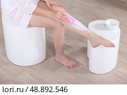 Woman waxing her legs. Стоковое фото, агентство Ingram Publishing / Фотобанк Лори