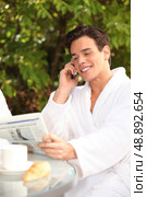 Man enjoying a relaxing weekend at the spa. Стоковое фото, агентство Ingram Publishing / Фотобанк Лори